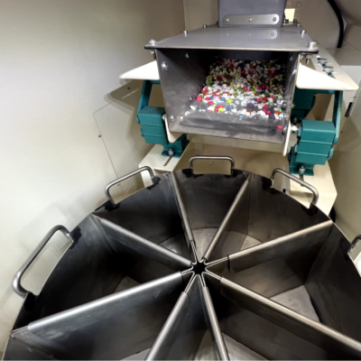 Rotary sample divider feeding area and containers