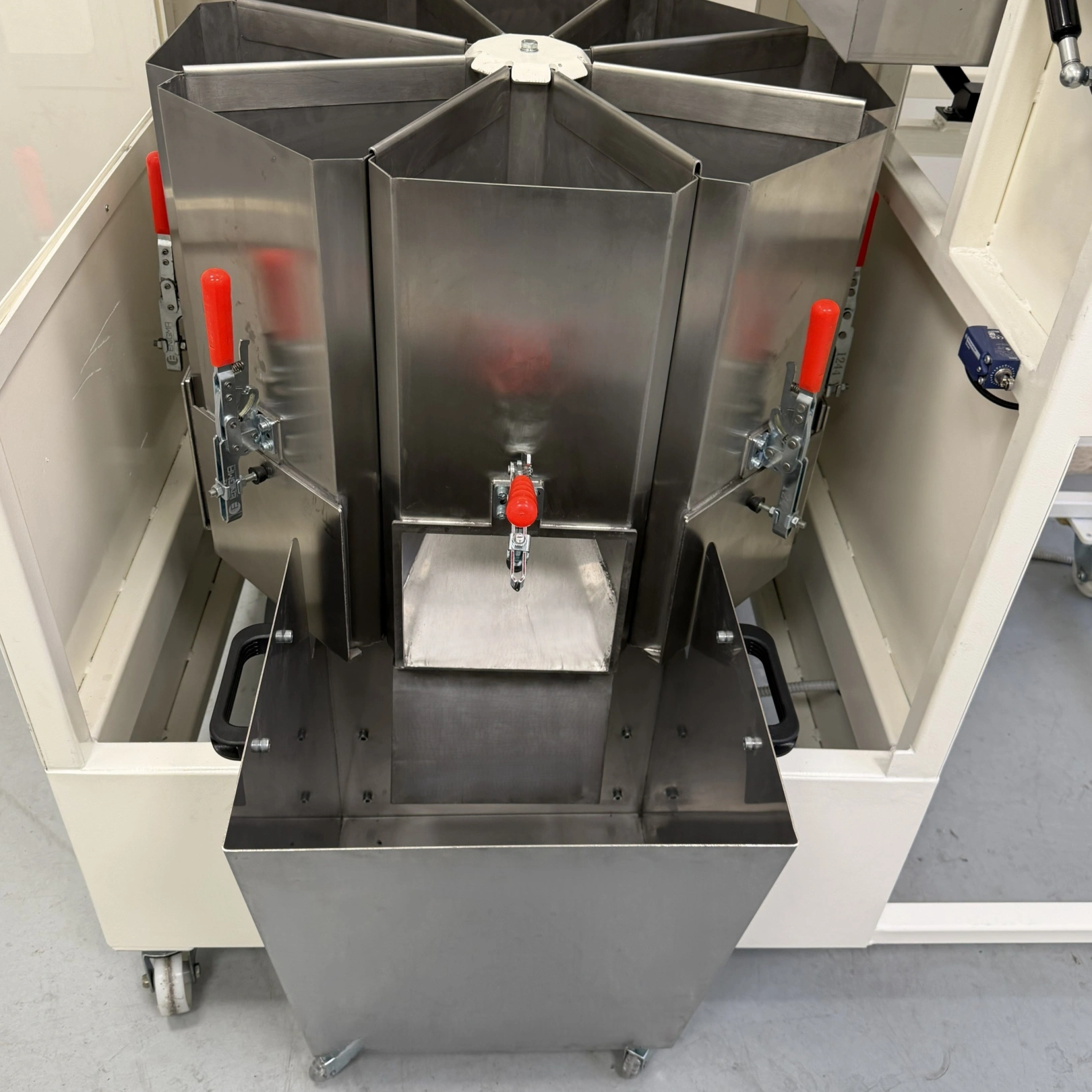 Rotary sample divider with collection trolley for easy material discharge after sample division