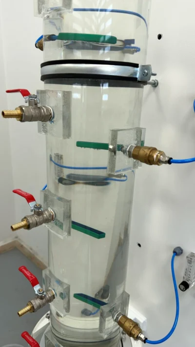 Sampling valves, air diffusers and connection lines positioned at different levels of the heap leaching column